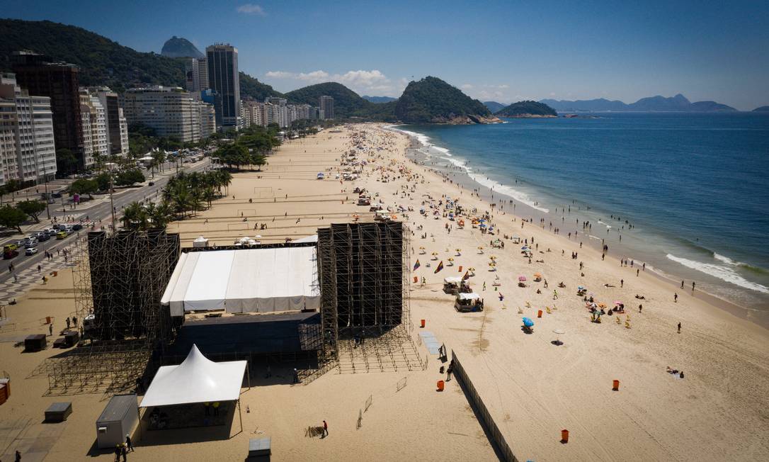 Montagem do palco para o réveillon 2020 na Praia de Copacabana. Foto de 26 de dezembro Foto: Pablo Jacob / Agência O Globo