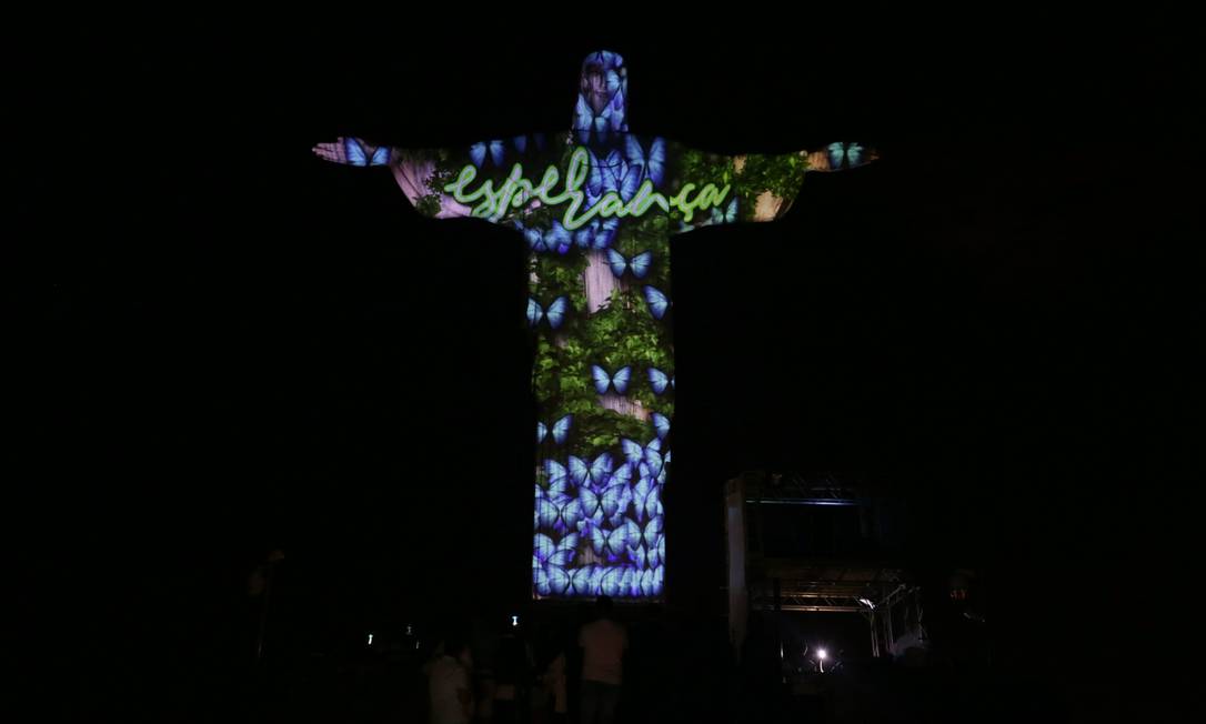 Cristo Redentor foi iluminado com projeções tridimensionais pela primeira vez durante a festa do Ano Novo de 2019 Foto: Cléber Júnior / Agência O Globo