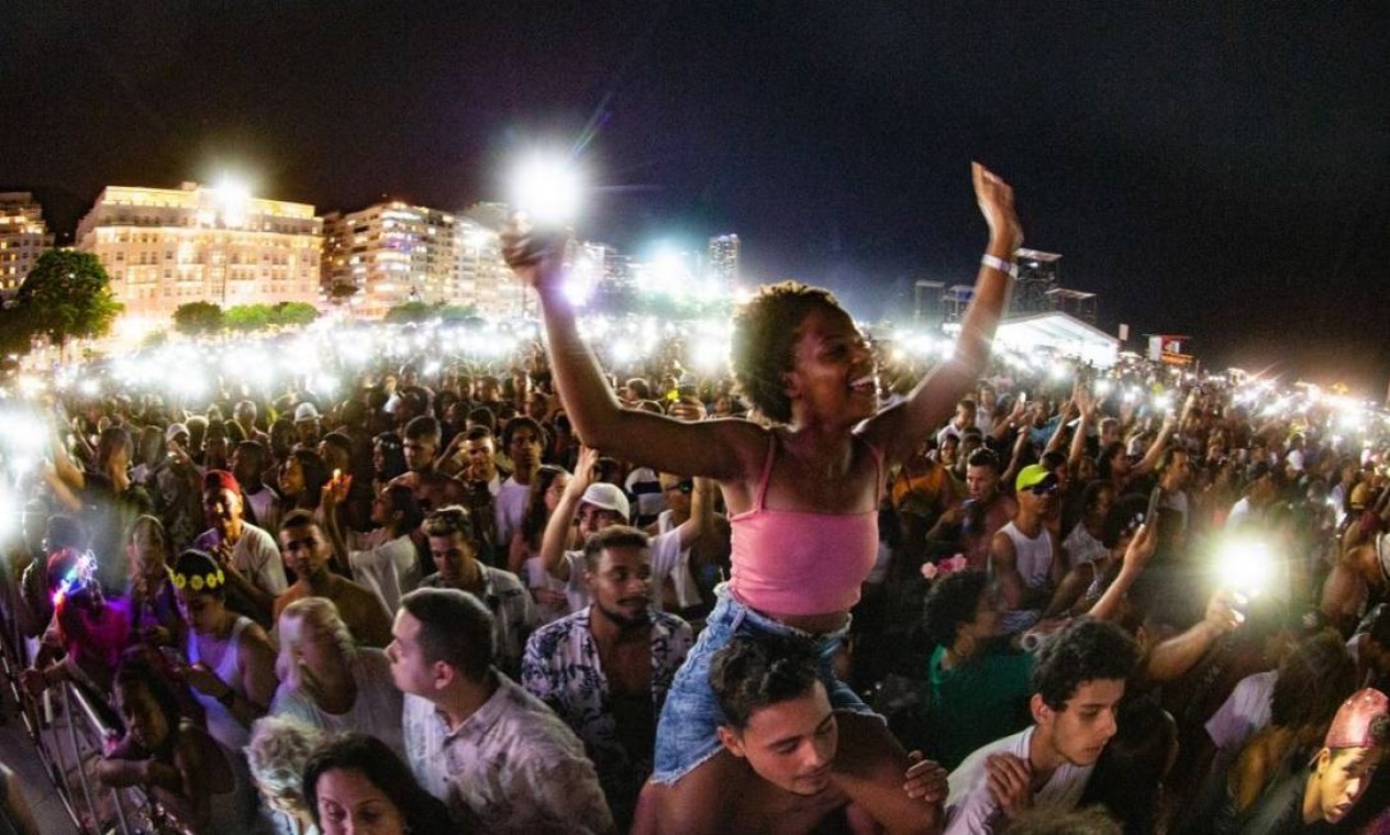 2020 - Cerca de 3 milhões de pessoas eram esperadas para curtir o réveillon em Copacabana: festa no bairro teve quatro palcos Foto: Roberto Moreyra / Agência O Globo