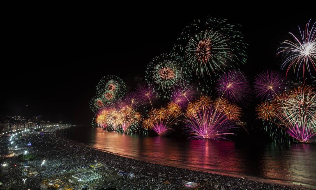 Queima de fogos de artifício encantou público na praia de Copacabana para a chegada de 2020 Foto: Alexandre Cassiano / Agência O Globo