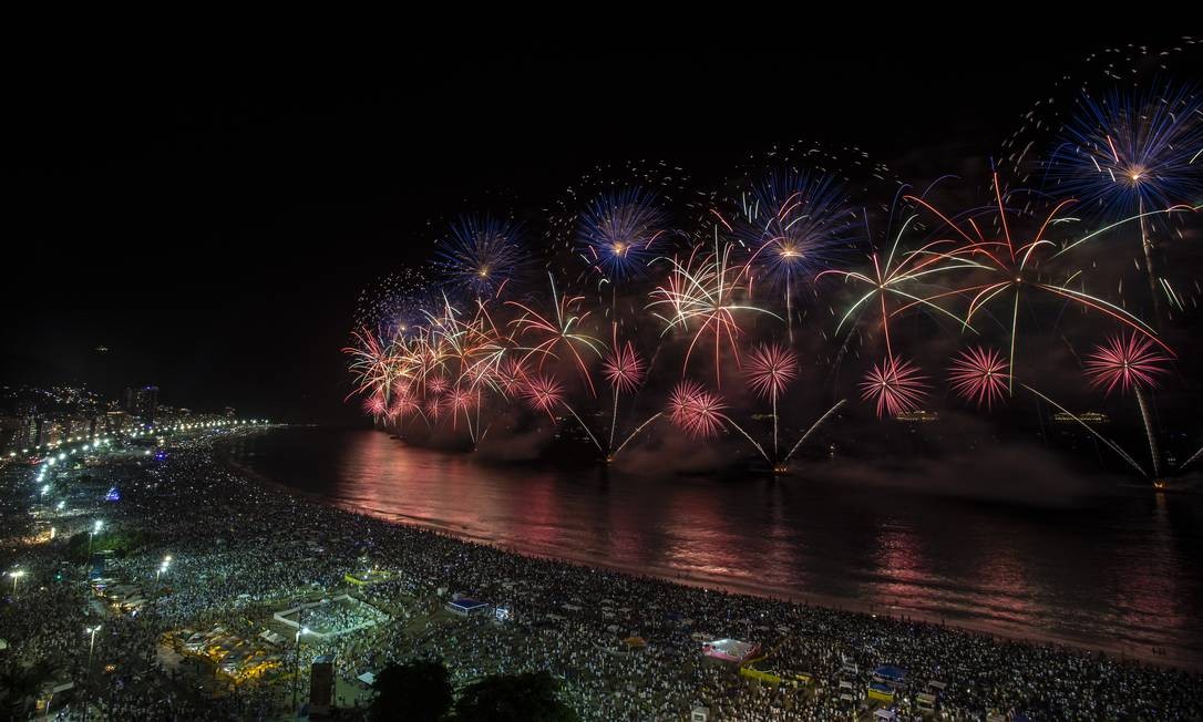 Cidade Se Une Na Hora Da Virada Na Praia De Copacabana Veja Imagens Da Queima De Fogos Jornal O Globo
