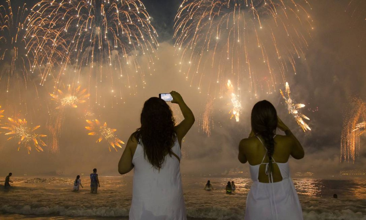 Fogos dourados foram um dos que mais chamaram atenção do público nas areias de Copacabana na virada do ano para 2020 Foto: Leo Martins / Agência O Globo