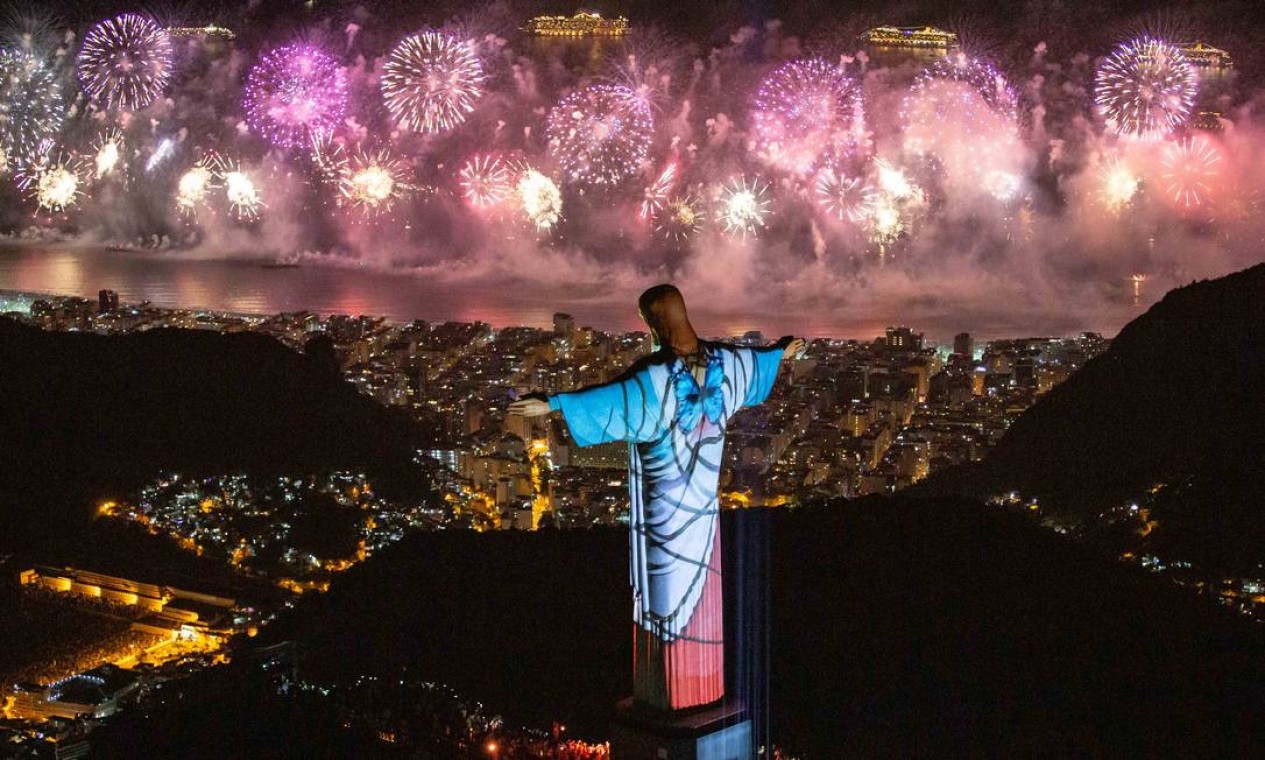 Cristo Redentor iluminado à meia-noite do primeiro dia de 2020: ao fundo, as luzes da cidade e dos fogos de Copacabana Foto: Fernando Maia / Divulgação / Riotur