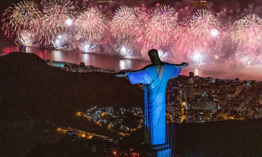 Cristo com projeção em representação ao céu: ao fundo, os fogos de Copacabana Foto: Fernando Maia / Agencia O GLOBO