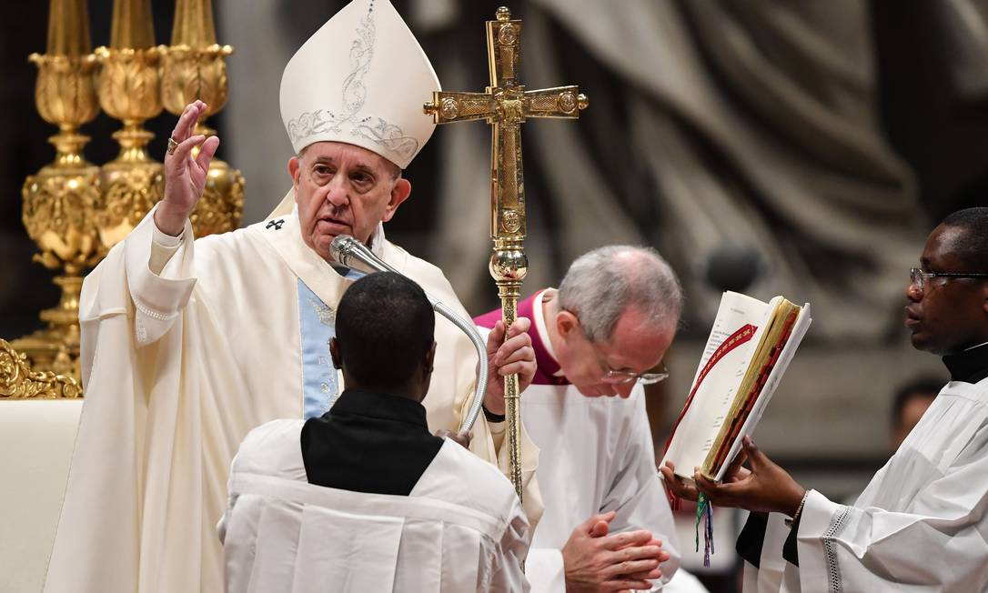 Papa abençoa fiel durante primeira missa de 2020: crítica a violência contra mulheres Foto: ANDREAS SOLARO / AFP