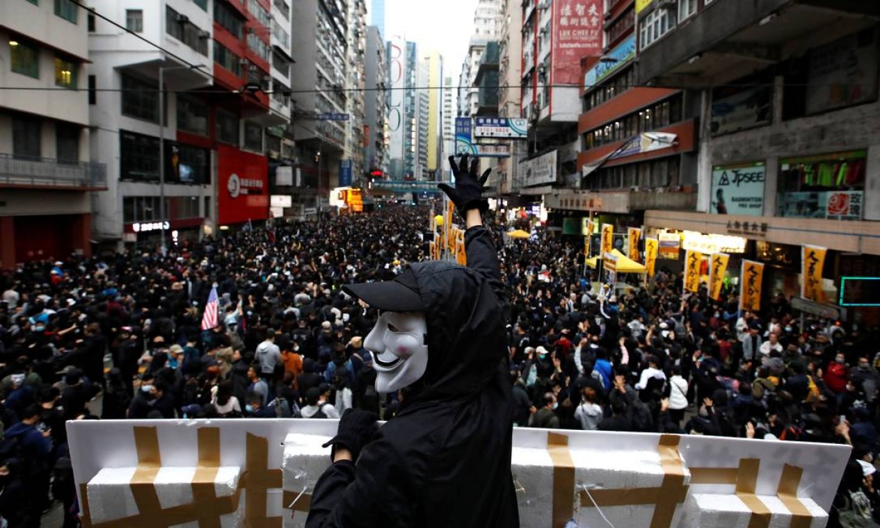 Janeiro - Homem usando uma máscara de Guy Fawkes lidera falange de manifestantes, em Hong Kong, logo no primeiro dia do ano. Lei de segurança nacional que criminaliza protestos gerou onda de protestos que atravessou o ano de 2019 Foto: Navesh Chitrakar / Reuters - 01/01/2020