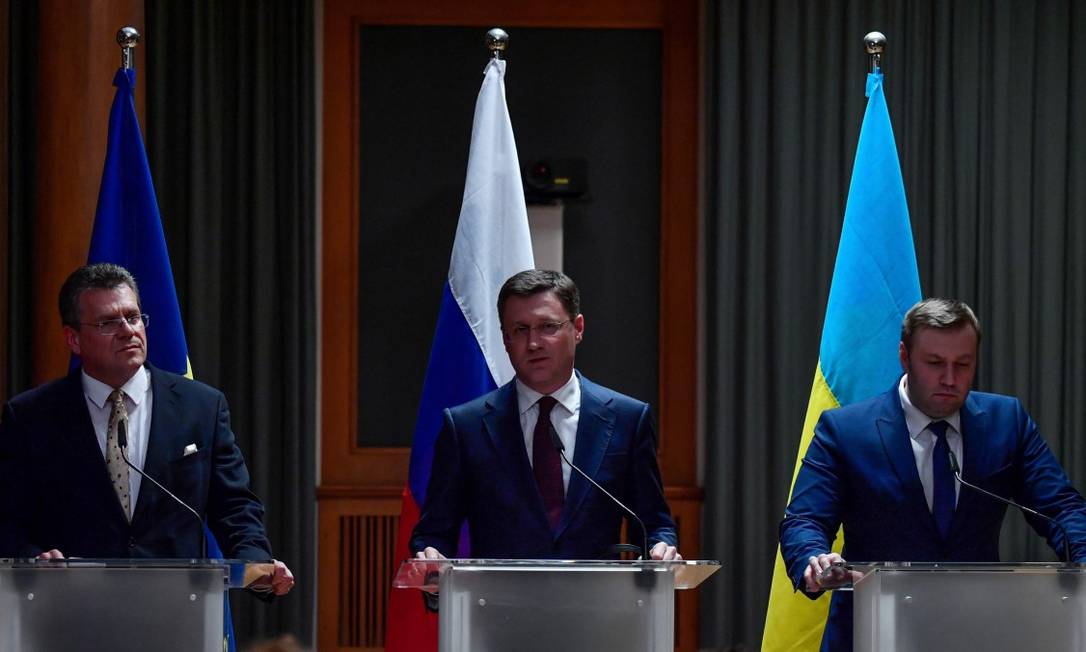 Representantes da União Europeia, da Rússia e da Ucrânia durante entrevista coletiva em que anunciaram o acordo Foto: JOHN MACDOUGALL / AFP