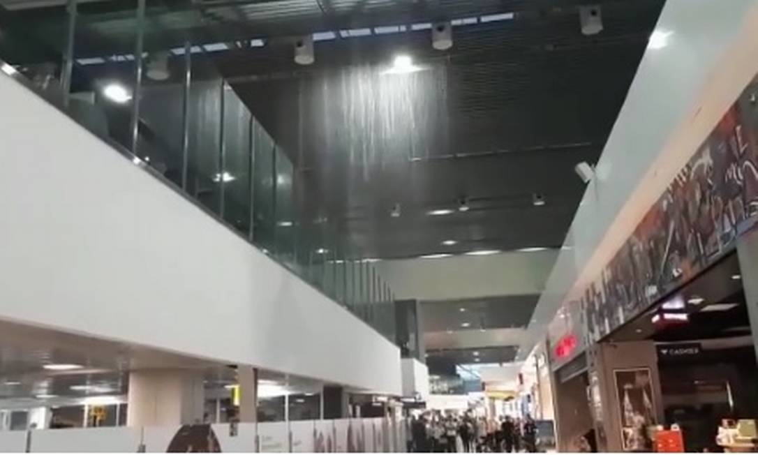 Sistema de tubulação do Terminal 3 transbordou por causa do temporal Foto: Reprodução/Instagram