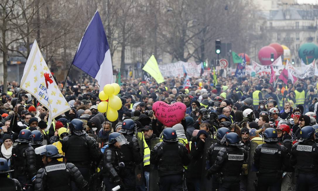 Manifestantes protestam em Paris convocados pela Confederação Geral do Trabalho (CGT) contra a reforma previdenciária Foto: FRANCOIS GUILLOT / AFP
