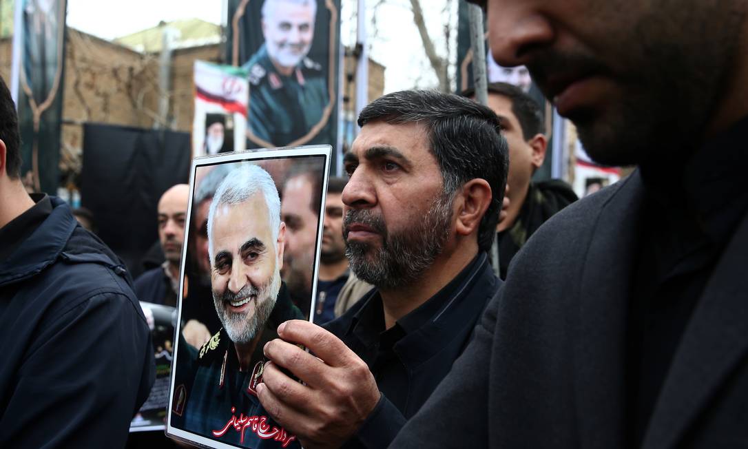 Iranianos participam de marcha em homenagem ao general Qassem Soleimani, morto em Bagdá em uma operação dos EUA Foto: WANA NEWS AGENCY / VIA REUTERS