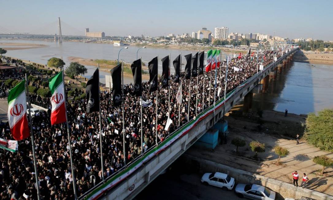 Multidão participa de cortejo fúnebre para Qassem Soleimani, general assassinado pelos EUA Foto: WANA NEWS AGENCY / VIA REUTERS