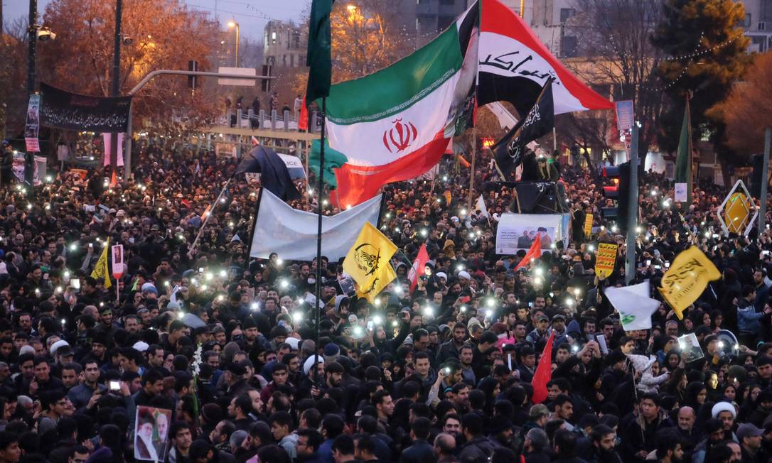 Milhares de pessoas foram às ruas de Mashhad, no Leste do Irã, homenagear o general Qassem Soleimani, assassinado em um ataque aéreo americano na sexta-feira. Foto: MEHDI JAHANGHIRI / AFP