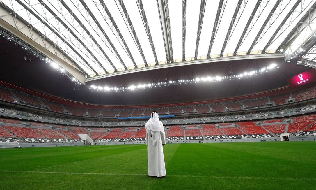 Visão panorâmica do Al-Bayt, segundo maior estádio da Copa de 2022, com capacidade para 60 mil pessoas e teto retrátil que leva 20 minutos para cobrir totalmente o campo. Das sedes, é a mais distante de Doha Foto: KAI PFAFFENBACH / REUTERS