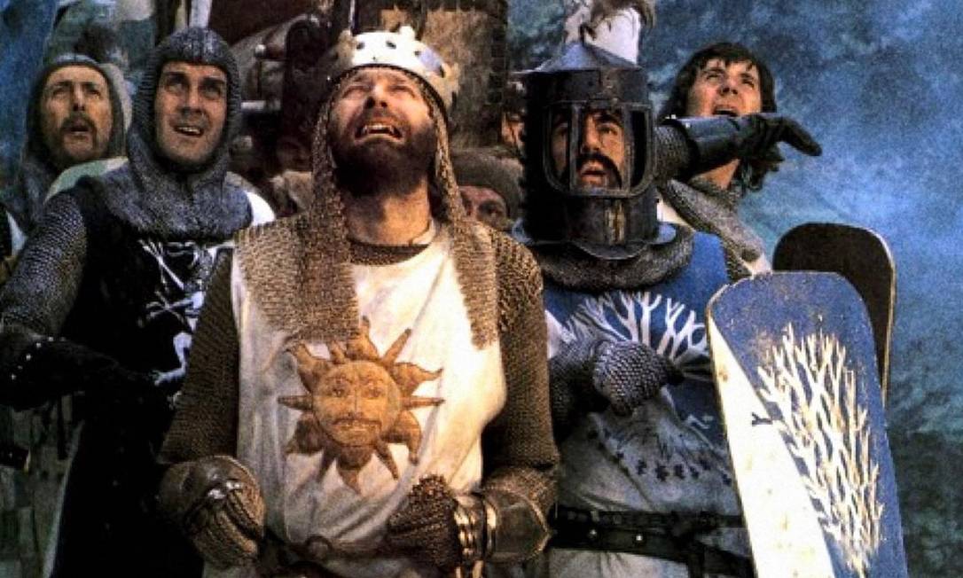 “Monty Python em busca do Cálice Sagrado” (1975), estreia de Terry Gilliam na direção Foto: Reprodução