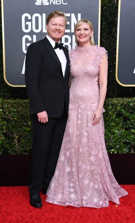 A atriz americana Kirsten Dunst e seu parceiro, o ator Jesse Plemons, no tapete vermelho do 77º Globo de Ouro Foto: VALERIE MACON / AFP