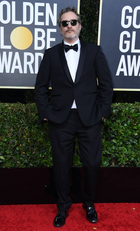 Joaquin Phoenix saiu da cerimônia com o Globo de Ouro de melhor ator em filme de drama por sua interpretação em Coringa. A vitória dele era tida como uma barbada Foto: VALERIE MACON / VALERIE MACON/AFP