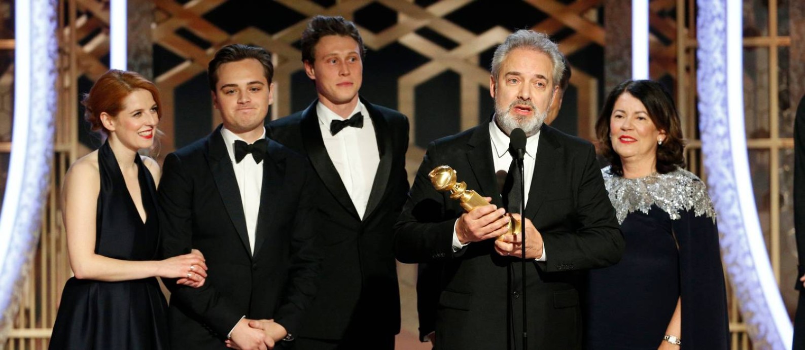 Com um Globo de Ouro na mão, o diretor britânico Sam Mendes celebra ao lado da equipe a dupla vitória de “1917”, que venceu os principais prêmios da noite, direção e filme de drama, desbancando Scorsese e seu “O irlandês” Foto: HANDOUT / REUTERS