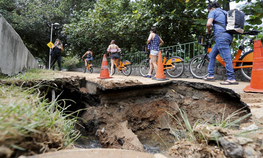 Cratera atrapalha passagem de ciclistas na ciclovia da Lagoa Foto: Guilherme Pinto / Agência O Globo