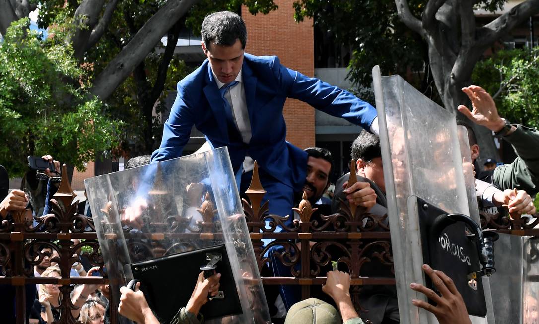 Líder opositor Juan Guaidó precisou pular o muro para conseguir ingressar no prédio Foto: FEDERICO PARRA / AFP