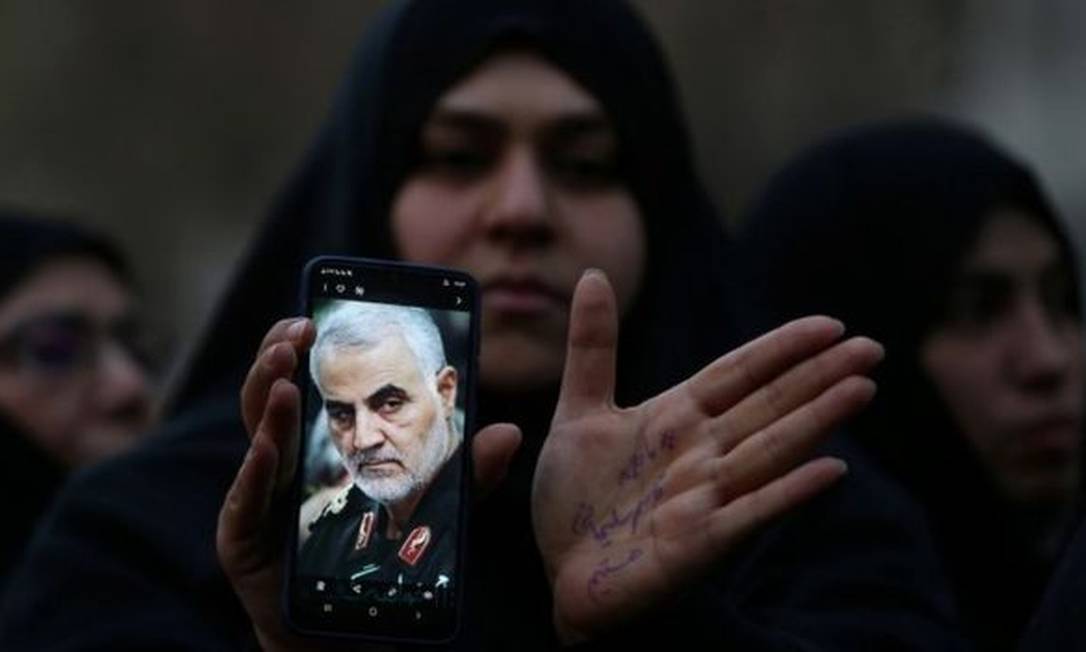 Iraniana com foto de Soleimani; general era o segundo homem mais poderoso do Irã Foto: REUTERS