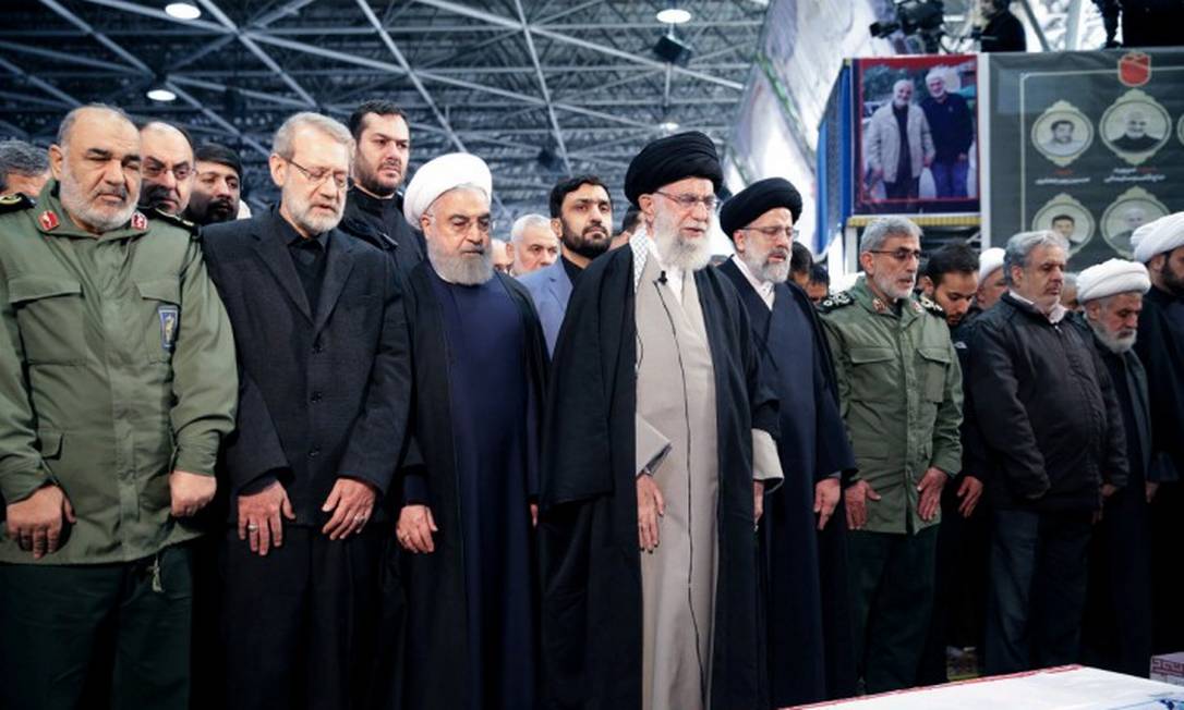 Aiatolá Ali Khamenei e presidente Hassan Rouhani orando em frente ao caixão de Soleimani Foto: OFFICIAL PRESIDENT'S WEBSITE / VIA REUTERS / 06-01-2019