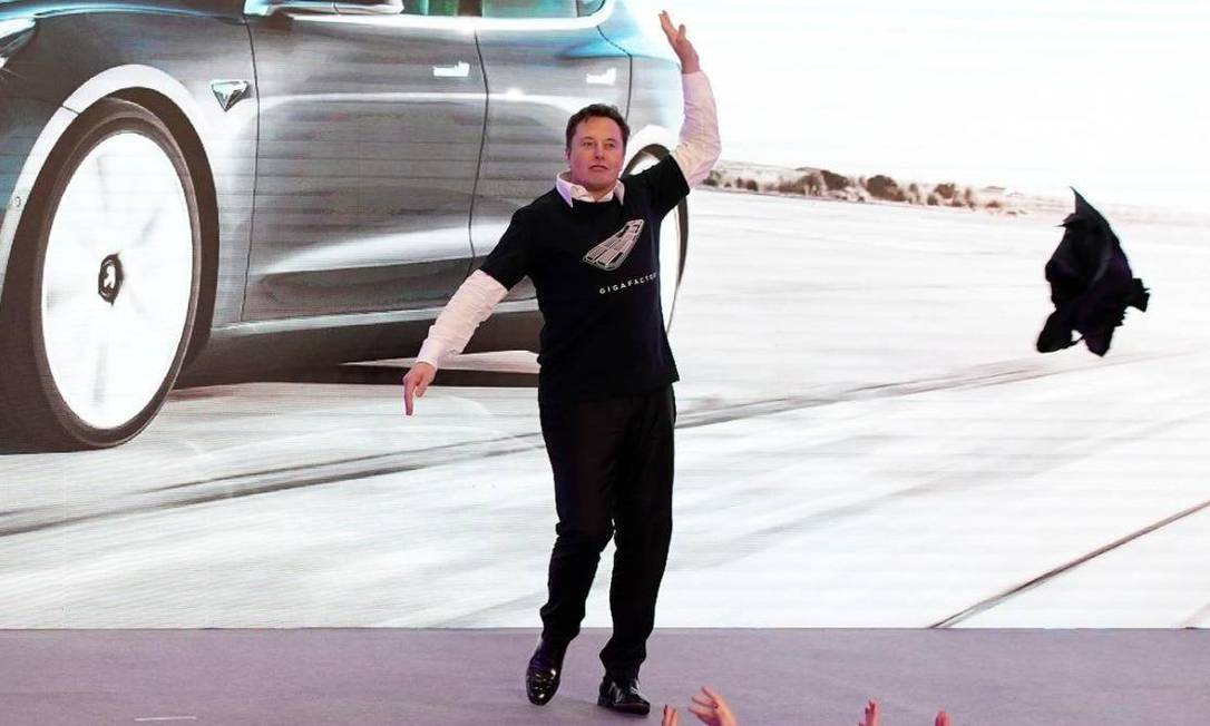 Durante a dança, Elon Musk arremessou o paletó Foto: Reprodução