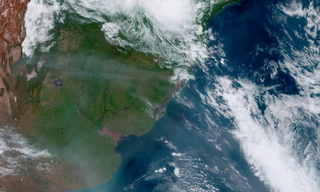 Foto do Zoom Earth, divulgada pelo Inpe, mostra fumaça dos incêndios florestais australianos sobre o Rio Grande do Sul Foto: Reprodução / Twitter