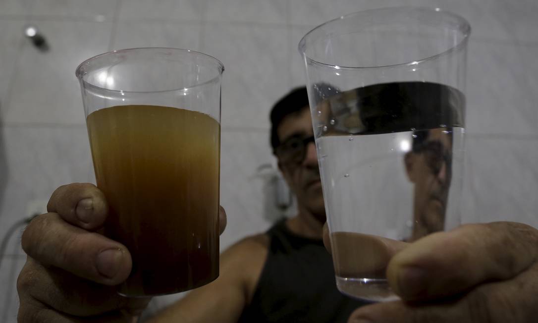 Moradores receberam água com cor barrenta na torneira Foto: Marcelo Theobald / Agência O Globo