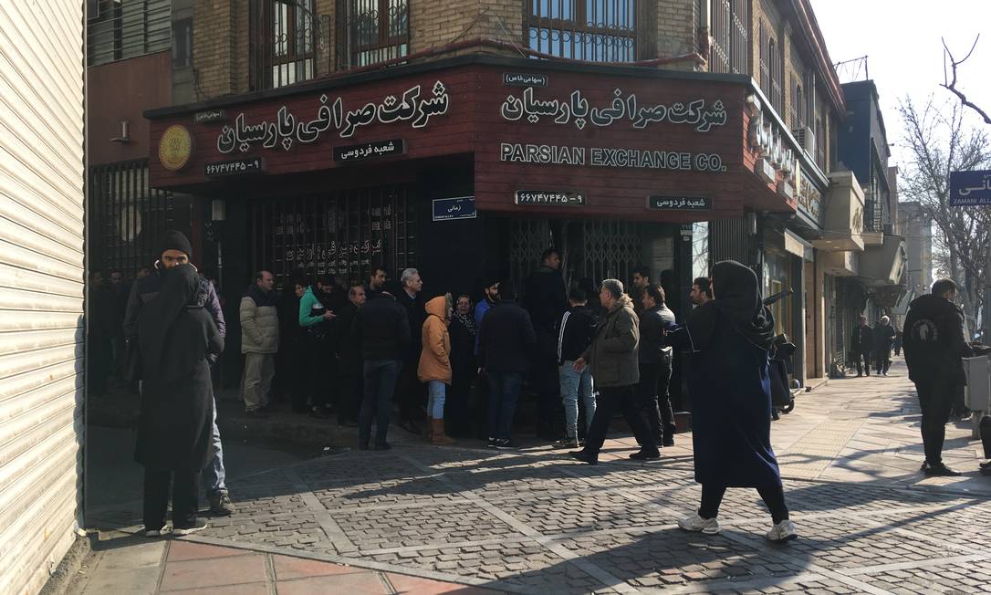 Medo de conflito com os EUA faz iranianos correrem para comprar dólares e euros Foto: Renato Machado