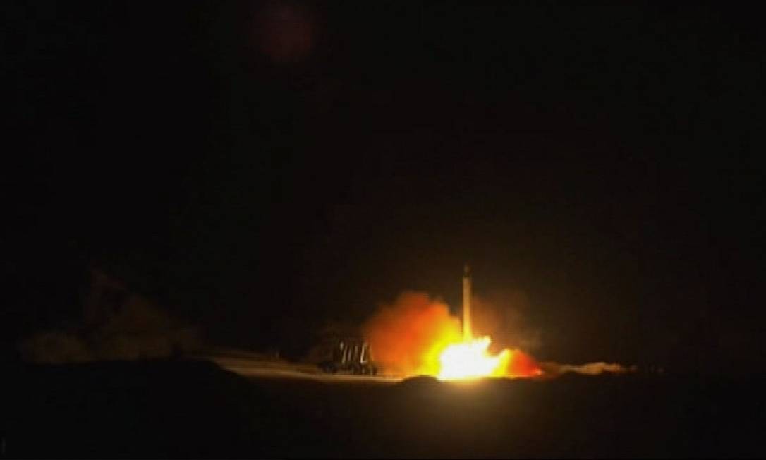 Captura de tela da televisão estatal iraniana que, supostamente, mostra o lançamento de mísseis contra as bases que abrigam soldados americanos no Iraque Foto: AFP