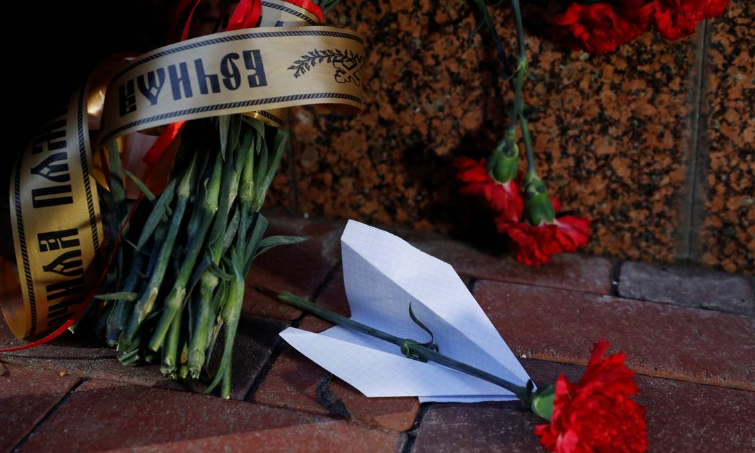 Um memorial foi montado em frente à embaixada iraniana em Kiev, na Ucrânia, em memória das vítimas do voo 752 da Ukraine International Foto: VALENTYN OGIRENKO / REUTERS
