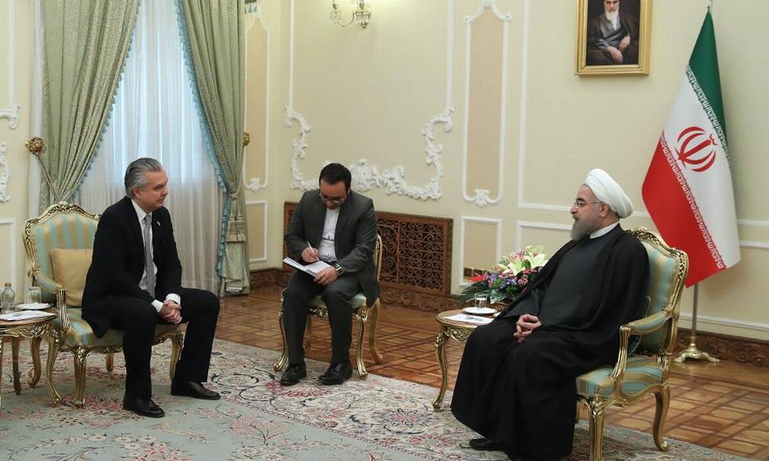 O embaixador do Brasil no Irã, Rodrigo Azeredo, apresenta suas credenciais ao presidente do país, Hassan Rouhani, no Palácio Sa'dābād, em 2017 Foto: Reprodução 8-2-17