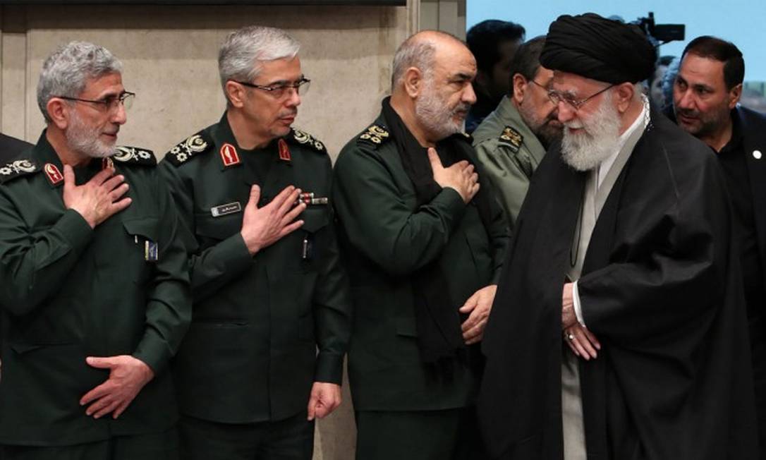 O líder supremo Ali Khamenei cumprimenta o novo comandante das Forças Quds, Esmail Qaani, o Chefe das Forças Armadas, Mohammad Bagheri (centro), e o comandante da Guarda Revolucionária, Hossein Salami Foto: Site oficial do aiatolá Ali Khamenei / AFP