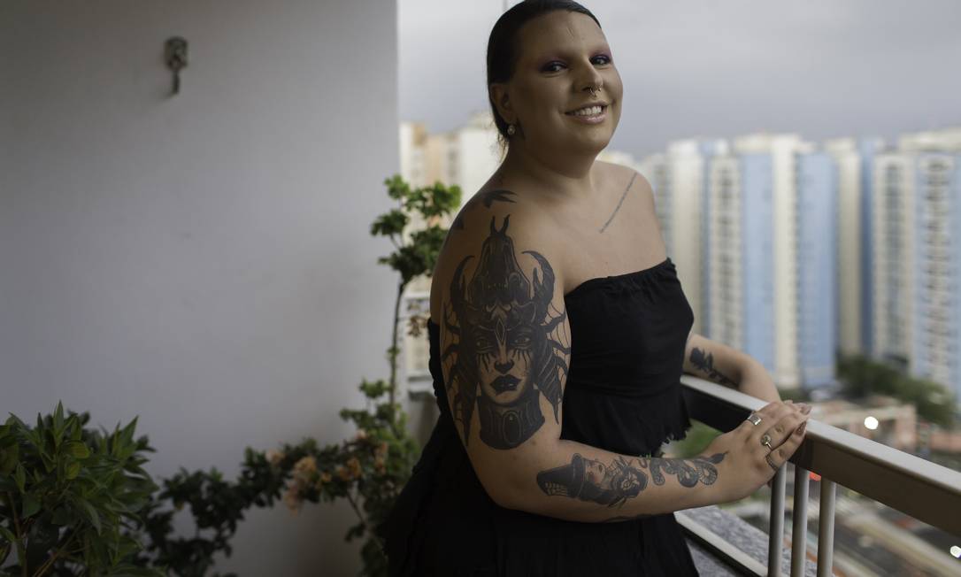 Larissa Sanchez, 20 anos, vai fazer cirurgia de readequação de gênero Foto: Edilson Dantas / Agência O Globo