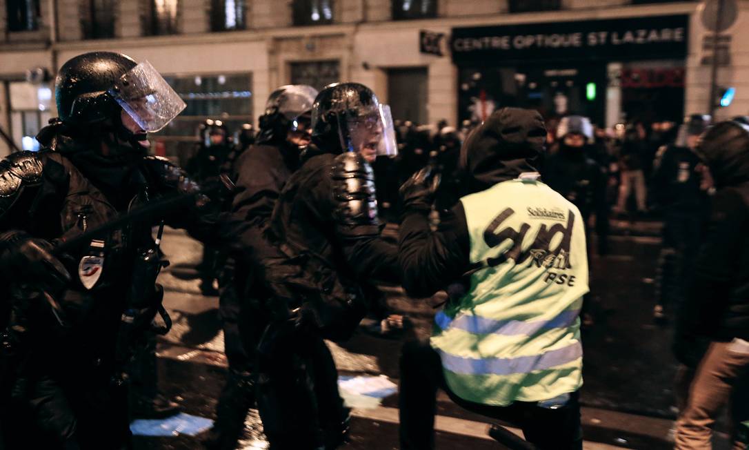 Manifestantes entram em confronto com policiais durante protesto em Paris, na quinta-feira Foto: ABDULMONAM EASSA / AFP