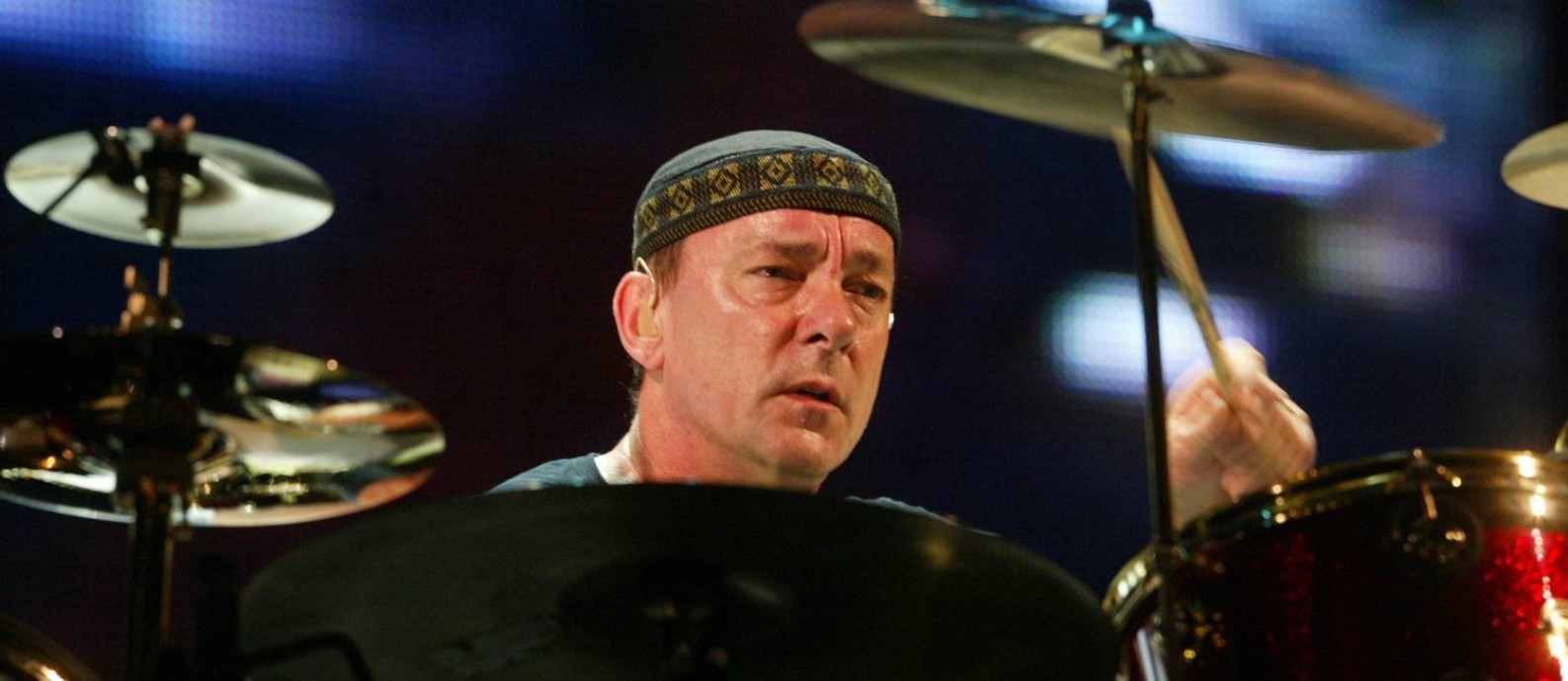 O baterista Neil Peart, com o Rush, em show no Maracanã em 2002 Foto: Ana Branco / Agência O Globo