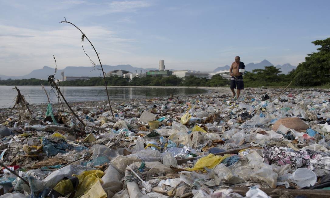 Poluição por plástico: a cidade sufocada por 17 mil toneladas de resíduos -  BBC News Brasil