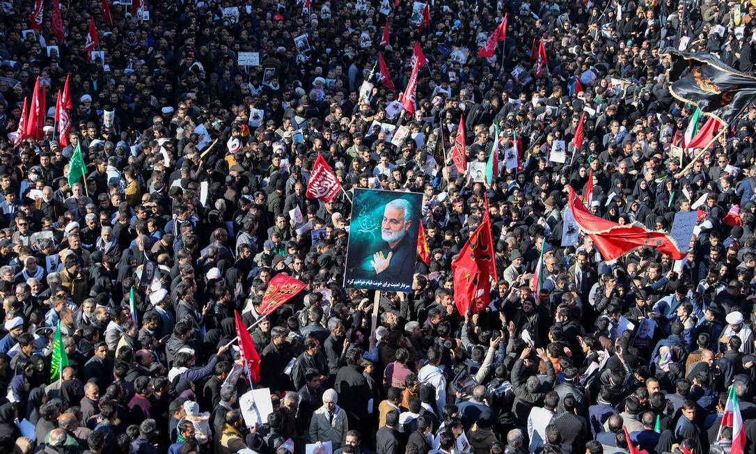 Multidão participa de homenagem durante funeral do general Qassem Soleimani em Kerman, Irã Foto: ATTA KENARE / AFP/07-01-2020