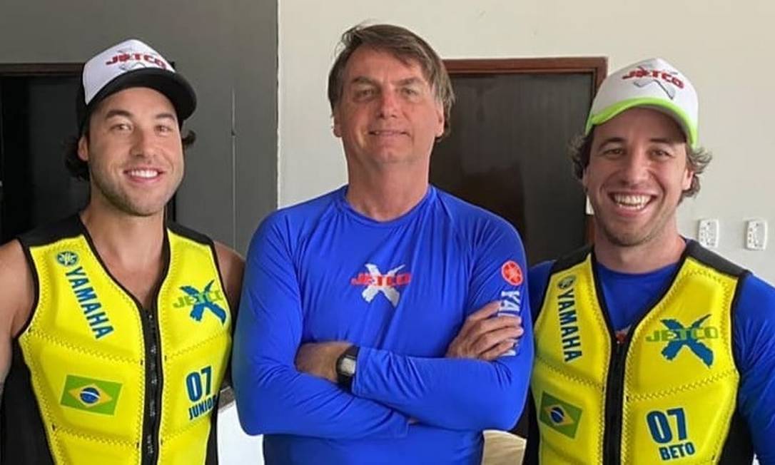 Nas redes, Bolsonaro divulga foto com os atletas de moto aquática Umberto Brito e Valdir Brito Júnior Foto: Reprodução/ Instagram