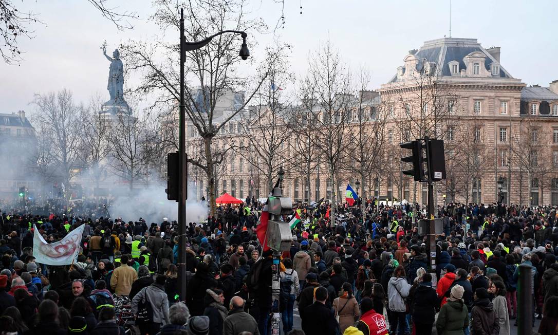Manifestantes contrários à reforma da previdência se reúnem na Praça da República, em Paris Foto: BERTRAND GUAY / AFP/11-01-2020