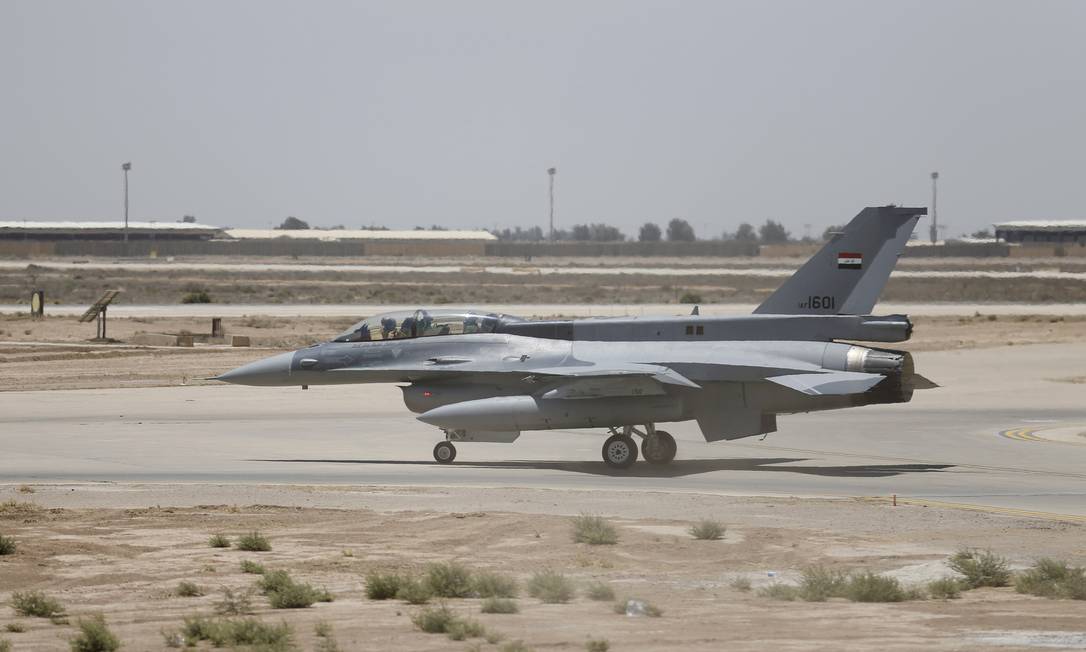 Caça americano na base militar iraquiana usada pelos EUA em Balad, em 2015 Foto: Thaier Al-Sudani / REUTERS