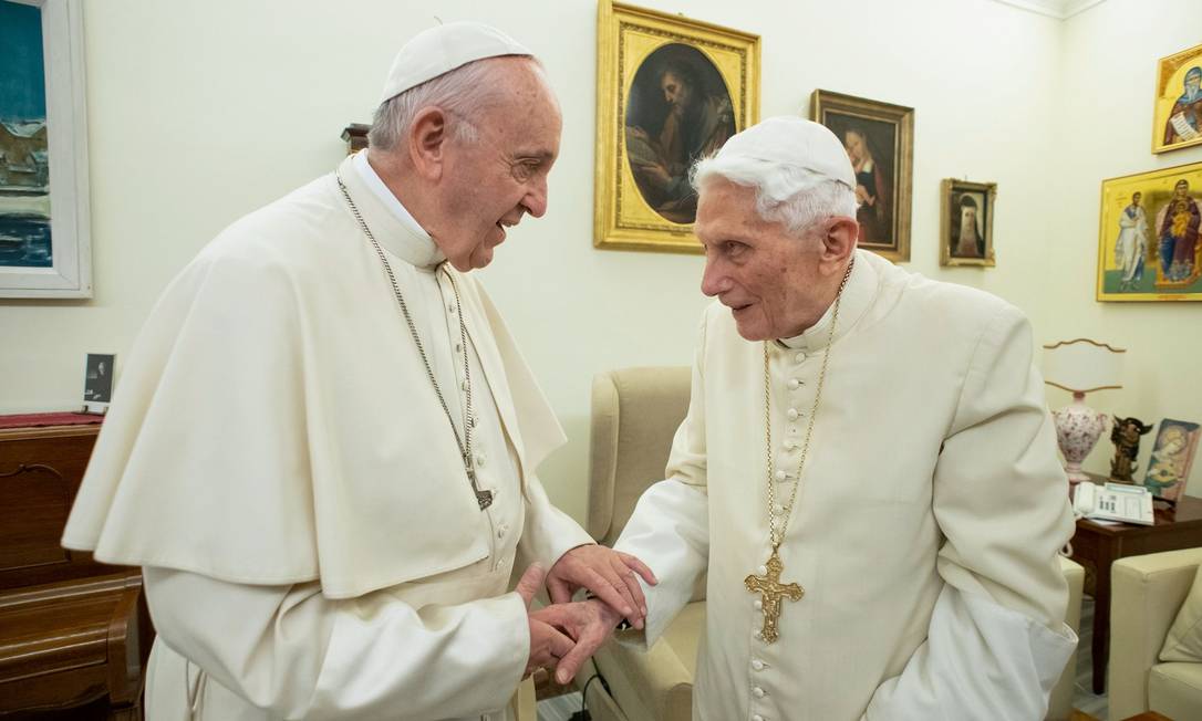 Dois Papas: Francisco e Bento XVI conversam durante encontro no Vaticano em dezembro de 2018 Foto: Vatican Media / AFP