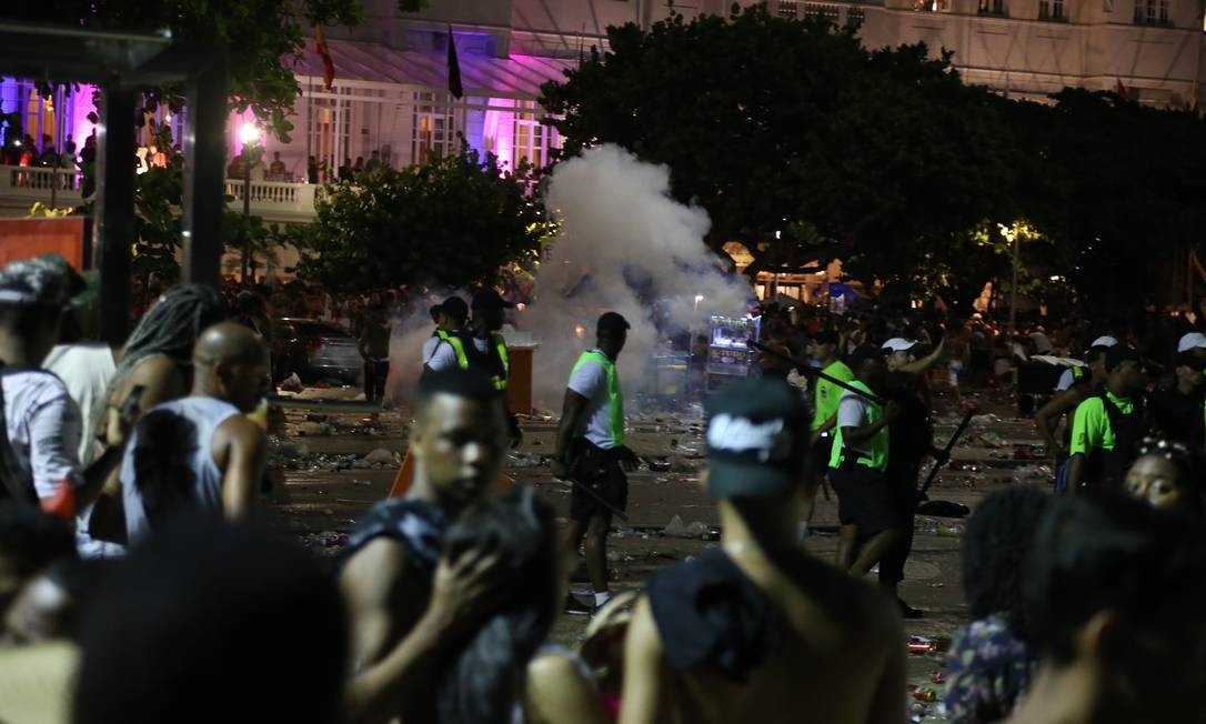 Confusão próximo ao palco teve spray de pimenta para dispersa multidão Foto: Pedro Teixeira / Agência O Globo