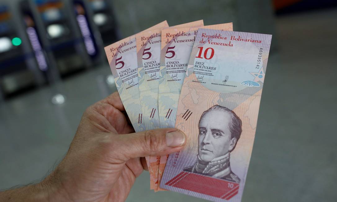 Cédulas de bolívar, a moeda oficial da Venezuela Foto: Carlos Garcia Rawlins / Reuters