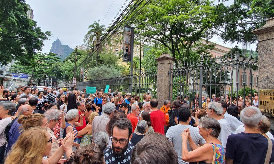 Manifestação em frente à Casa de Rui Barbosa Foto: Leo Martins / Agência O Globo