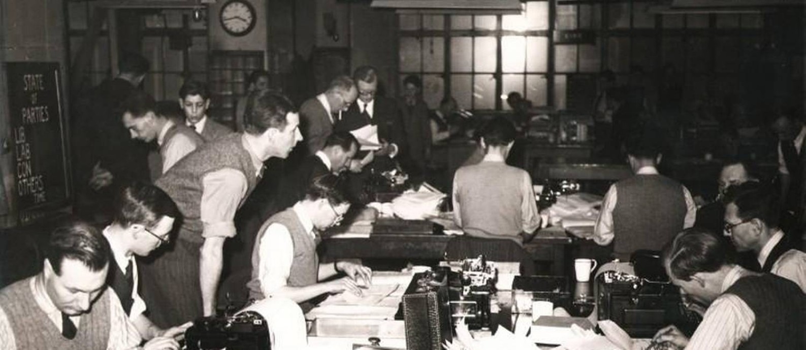 Uma foto do arquivo da Reuters mostra jornalistas na redação da agência em 85 Fleet Street, Londres, durante a eleição geral britânica de 1950. Foto: Reuters