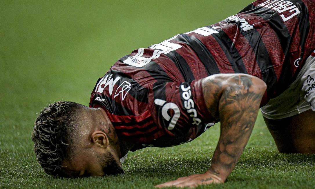 Gabigol beija o gramado do Maracanã no último jogo no estádio em 2019 Foto: Divulgação