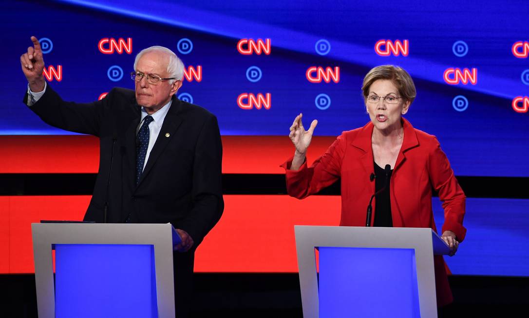 Senador Bernie Sanders e senadora Elizabeth Warren, durante debate dos pré-candidatos democratas à presidência, em julho de 2019. Proximidade de visões políticas pode sinalizar uma disputa mais acirrada entre os dois Foto: BRENDAN SMIALOWSKI / AFP