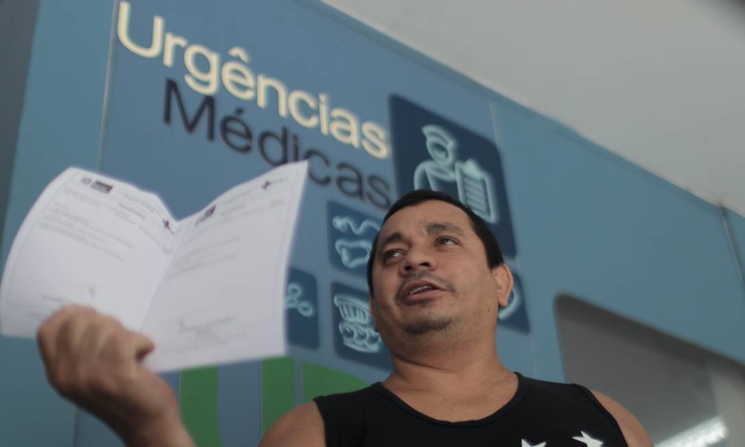 O cozinheiro Francisco das Chagas recorreu à UPA da Siqueira Campos, em Copacabana: 'Estou com a barriga doendo muito' Foto: Gabriel de Paiva