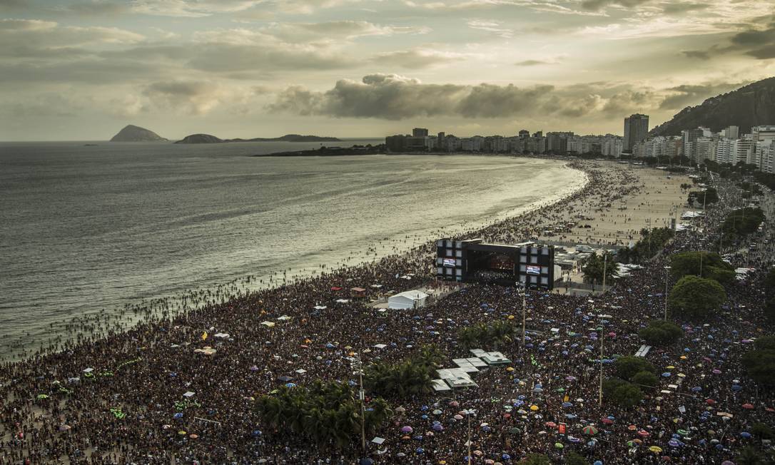 Show de abertura do carnaval no domingo, com o Bloco da Favorita: de acordo com a Riotur, 300 mil pessoas foram à Praia de Copacabana para o evento Foto: Guito Moreto / Agência O Globo